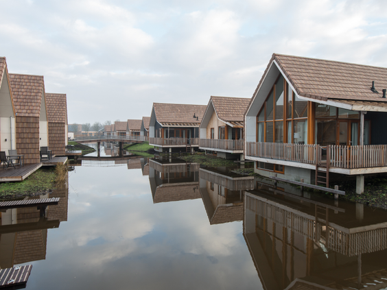 Overzicht van de moderne, duurzame waterwoningen die direct aan de waterwegen van vakantiepark Landal Reeuwijkse Plassen liggen.