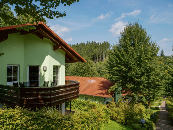Een vrijstaand, groen vakantiehuis met balkon midden in de bosrijke omgeving van de Harz bij Landal Salztal Paradies.