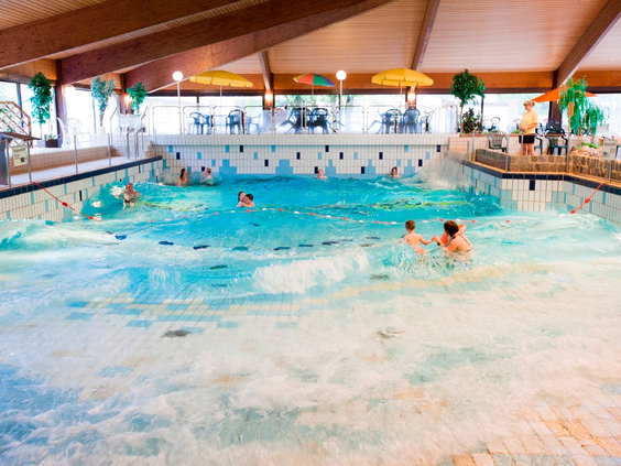 Overzicht van het overdekte zwemparadijs met golfslagbad van Landal Salztal Paradies in de Harz, Duitsland.