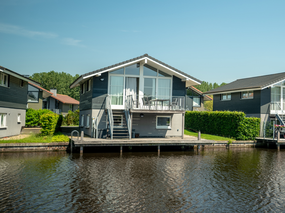 Moderne waterwoning met eigen aanlegsteiger aan het water op vakantiepark Landal Sneekermeer in Friesland.