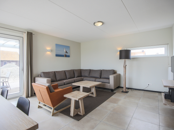 Lichte en moderne woonkamer met een grote hoekbank in een vakantiehuis op Landal Sneekermeer.