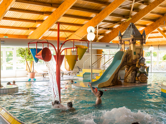 Het overdekte kinder-doe-bad in het zwembad van Landal Sonnenberg, met leuke glijbaantjes en waterspeeltoestellen voor de allerkleinsten.