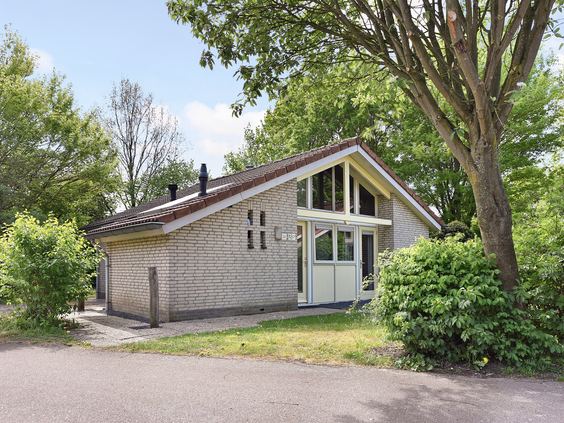 Vrijstaande, moderne bungalow omgeven door groen op vakantiepark Landal Stroombroek in de Achterhoek.