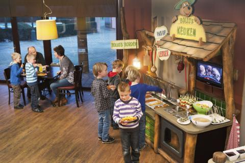 Kinderen scheppen hun eigen eten op bij het speciale kinderbuffet in het restaurant van Landal Stroombroek.