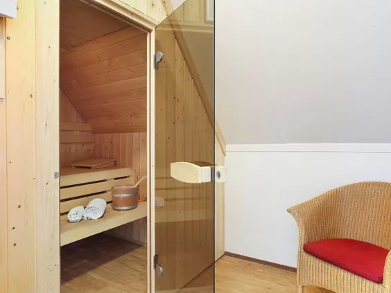 Een houten privé sauna in een luxe bungalow op Landal 't Loo, ideaal voor ontspanning voor ouders tijdens de vakantie.
