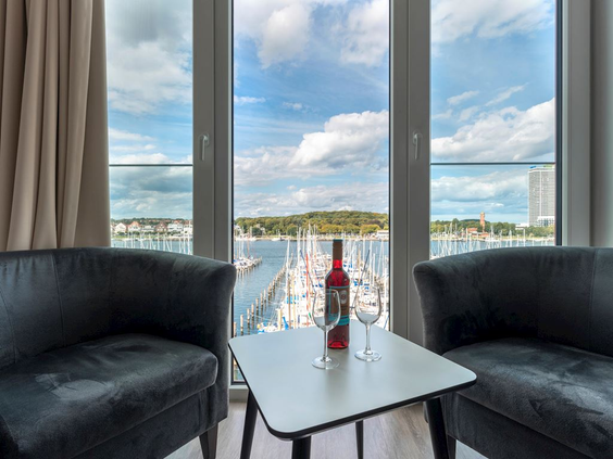 Het uitzicht vanuit een modern appartement van Landal Travemünde, uitkijkend over de zonnige jachthaven.