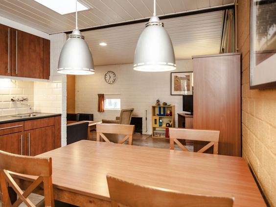 De gezellige eethoek en keuken in een modern ingerichte bungalow op het kindvriendelijke vakantiepark Landal Vennenbos