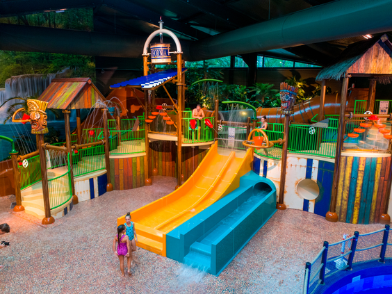De interactieve waterspeeltuin met glijbanen en watertoestellen in het subtropische zwemparadijs van het kindvriendelijke vakantiepark Landal Vennenbos.