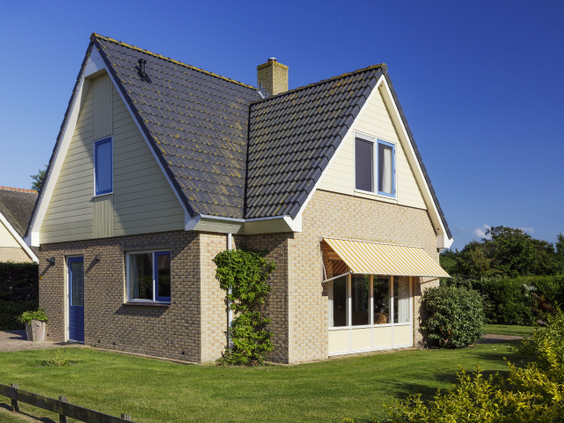 Vrijstaande vakantiewoning met een nette tuin en zonnescherm op vakantiepark Landal Vogelmient, dicht bij de Koog op Texel.