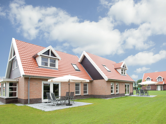Een luxe, vrijstaande vakantievilla met een groot grasveld en zonnig terras op Landal Waterparc Veluwemeer.