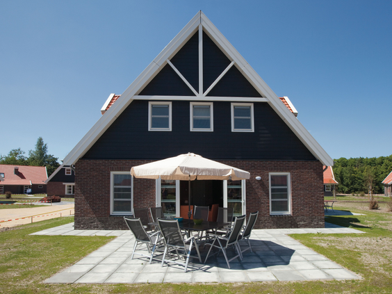Een vrijstaande vakantiewoning met een ruim terras en tuinmeubilair, gelegen op Landal Waterparc Veluwemeer aan het Veluwemeer.