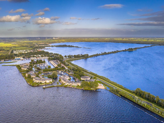 Luchtfoto van Landal Waterresort Blocksyl, waarop de luxe watervilla's en de ligging te midden van de wateren van de Kop van Overijssel te zien zijn.
