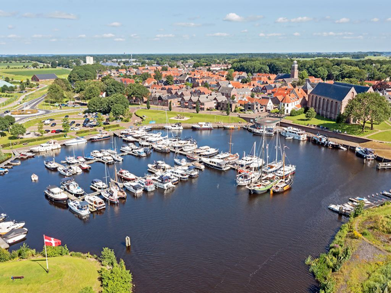 Luchtfoto van de gezellige haven en de historische vestingstad Blocksyl, gelegen nabij Landal Waterresort Blocksyl.