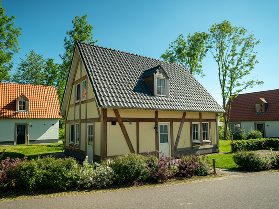 Een karakteristiek Limburgs vakwerkhuis op vakantiepark Landal Waufsberg in het heuvelland.