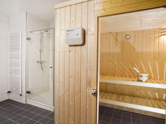 De privé-sauna in de badkamer van een luxe appartement bij Landal West-Terschelling voor extra ontspanning.