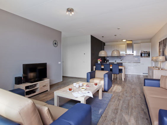 De ruime woonkamer met open keuken in een groot penthouse appartement, geschikt voor families, op Landal West-Terschelling.