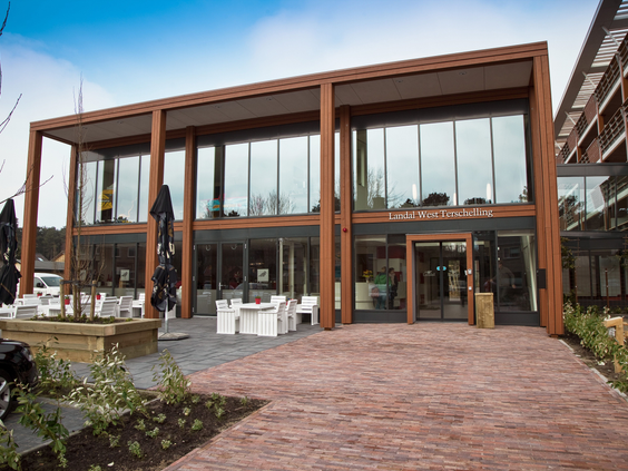 Het moderne restaurantgebouw met zonnig terras bij Landal West-Terschelling.
