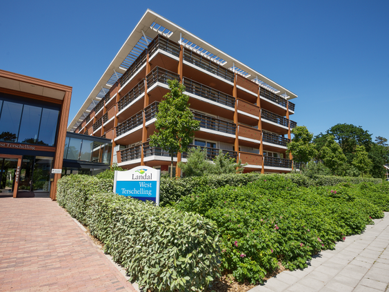 Het moderne appartementencomplex van Landal West-Terschelling, gelegen aan de voet van de duinen en dichtbij het dorp.