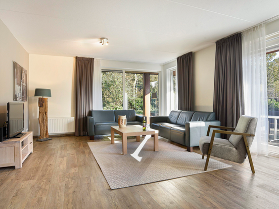 De gezellige en lichte woonkamer van een appartement op Landal West-Terschelling, met een comfortabele zithoek.