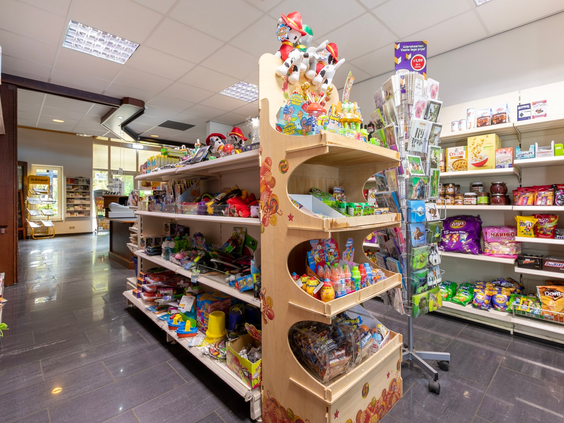 De parkwinkel op Landgoed het Grote Zand met schappen vol boodschappen, snoep en speelgoed voor kinderen.