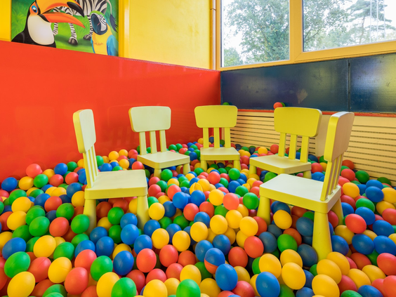 Een vrolijke indoor speelruimte met een grote ballenbak vol gekleurde ballen op Landgoed het Grote Zand.