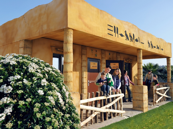 Exterieur van een Egyptisch-gethematiseerd gebouw, mogelijk een restaurant of receptie, in het LEGOLAND Feriendorf met families.