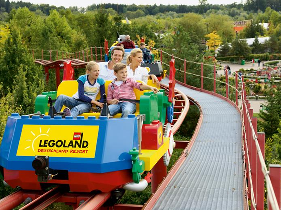 Gezin maakt een ritje in de LEGOLAND Express trein door het attractiepark LEGOLAND Duitsland.