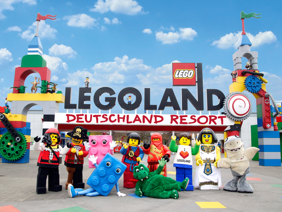 Entree van LEGOLAND Deutschland Resort in Beieren, met levensgrote LEGO figuren die bezoekers verwelkomen voor een familiedag uit.
