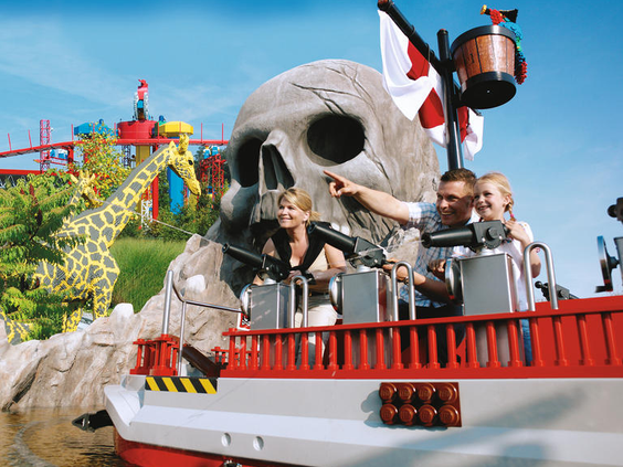 Familie geniet van de waterattractie Captain Nick’s Splash Battle in het piratengebied van LEGOLAND Deutschland.
