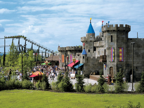 Uitzicht op het middeleeuwse ridderkasteel en de achtbaan 'Drachenjagd' in het themagebied KNIGHTS' KINGDOM in LEGOLAND Deutschland.