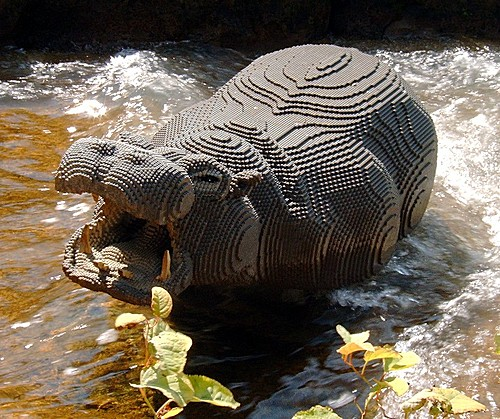 Levensgroot nijlpaard, volledig opgebouwd uit LEGO stenen, dat uit het water komt in LEGOLAND Deutschland.
