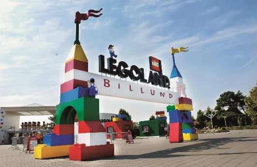 De iconische, kleurrijke entreeboog van attractiepark LEGOLAND Billund, opgebouwd uit enorme LEGO blokken.
