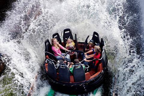 Een familie die lachend een grote splash maakt in de wildwaterbaan attractie LEGO® Canoe in LEGOLAND® Billund.