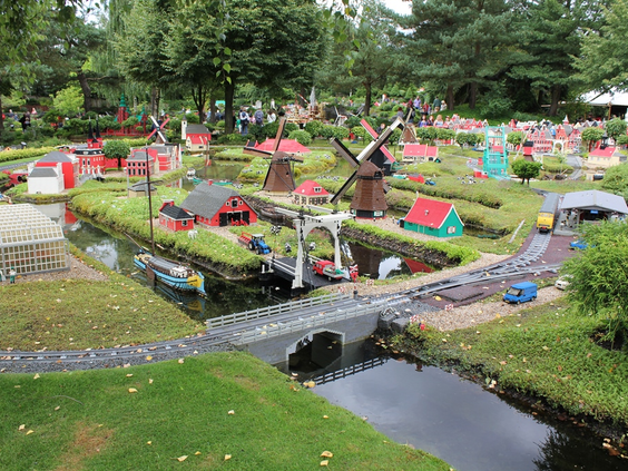 Het Nederlandse gedeelte van Miniland in LEGOLAND® Billund, met iconische grachten en windmolens gebouwd van LEGO® steentjes.