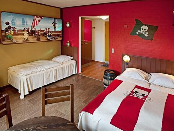 Een familiekamer in piratenthema in LEGOLAND Holiday Village, met een tweepersoonsbed en een apart kinderbed.