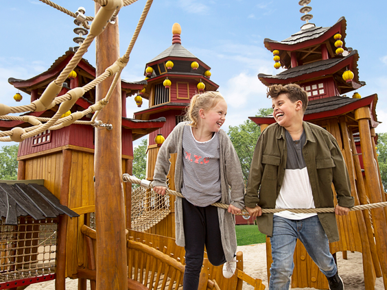 Kinderen die klimmen en klauteren in de grote NINJAGO speeltuin van LEGOLAND Holiday Village.