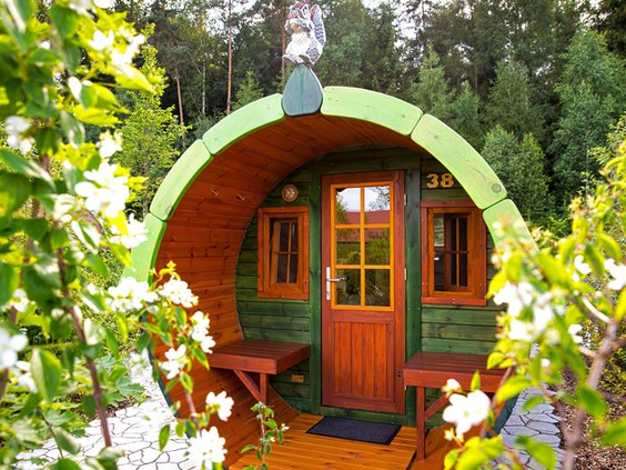 De buitenkant van een unieke Wilderness Camping Barrel, een ronde houten accommodatie bij LEGOLAND Holiday Village.