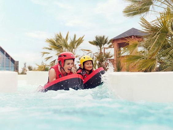 Moeder en kind hebben plezier in de wildwaterbaan van de Aqua Mundo in Center Parcs