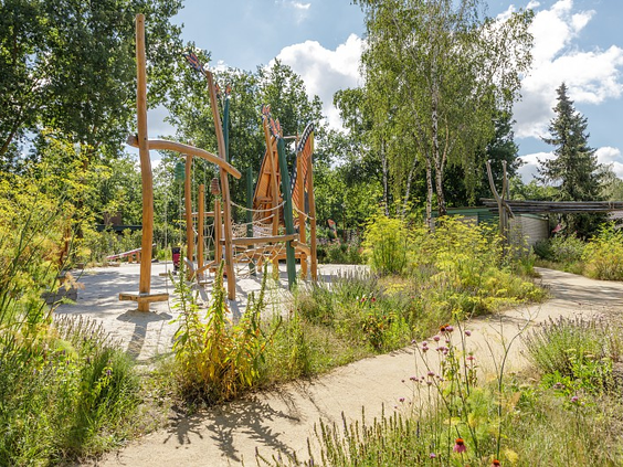 Een avontuurlijke houten speeltuin met diverse klimtoestellen midden in de natuur van Center Parcs Limburgse Peel.
