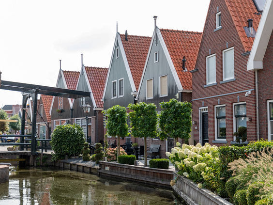 Een karakteristiek straatje in het oude centrum van Volendam met traditionele huizen langs een gracht, dichtbij het vakantiepark.