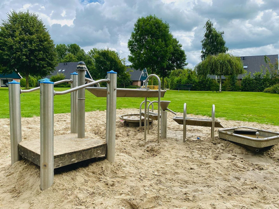 De unieke waterspeeltuin van Marveld Recreatie waar kinderen kunnen spelen met waterpompen, goten en zand.