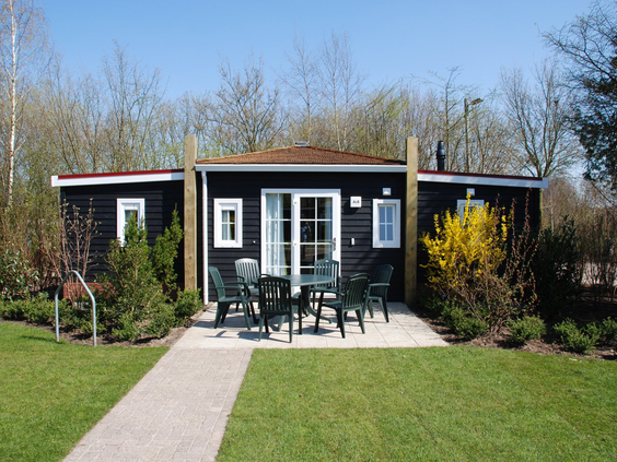 Een modern en gezellig chalet met een eigen terras en tuinmeubilair op vakantiepark Marveld Recreatie.