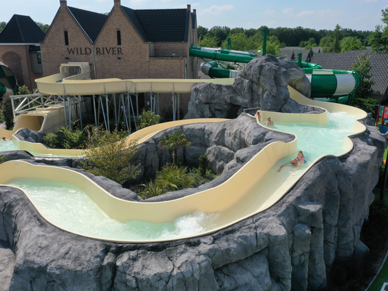 De avontuurlijke wildwaterbaan 'Wild River' slingert door het rotsachtige landschap van het waterpark bij Marveld Recreatie