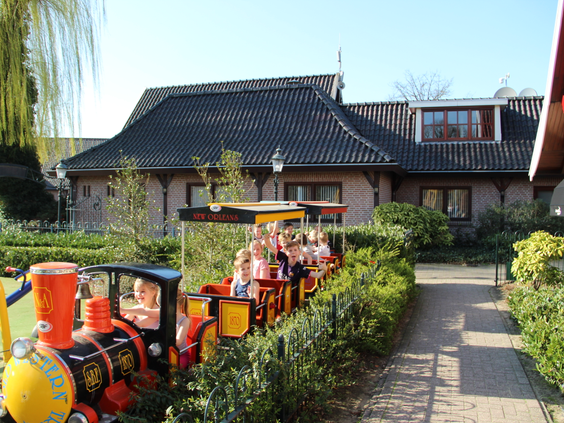 Het vrolijke, gekleurde parktreintje vol met kinderen rijdt een rondje over het vakantiepark Marveld Recreatie.