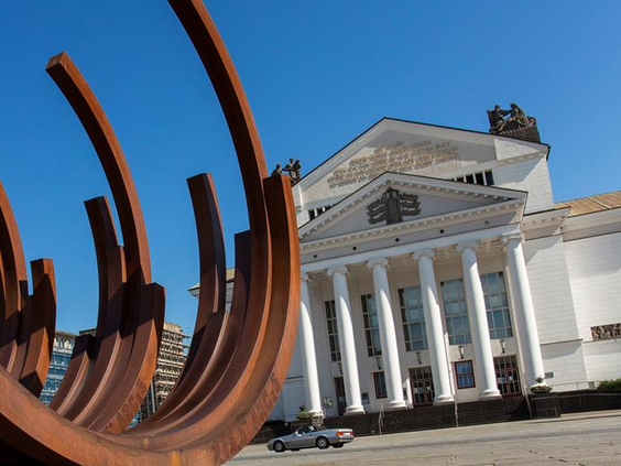 Het imposante gebouw van Theater Duisburg met een modern kunstwerk op de voorgrond, een cultureel uitstapje in de buurt van het Mercure hotel in Duisburg.