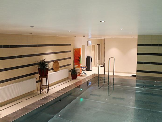 Het overdekte binnenzwembad van het Mercure Hotel in Duisburg, ideaal voor een verfrissende duik met de kinderen.