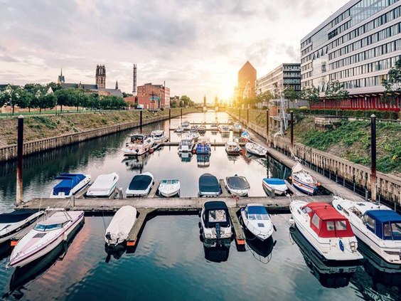 Uitzicht op de sfeervolle binnenhaven (Innenhafen) van Duisburg bij zonsondergang, een leuke bezienswaardigheid dichtbij het Mercure hotel.