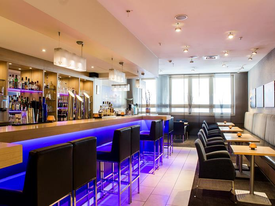 De ruime en modern ingerichte lounge en bar van het Mercure Hotel Duisburg City, een fijne plek om te ontspannen.
