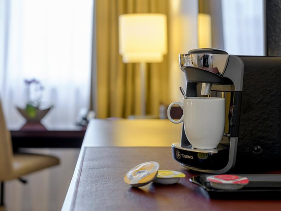Close-up van het koffiezetapparaat op de hotelkamer van Mercure Duisburg, voor een lekker kopje koffie om de dag te beginnen.