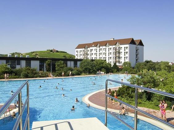 Uitzicht op het grote buitenzwembad Salinarium met op de achtergrond het gebouw van het Mercure Hotel in Bad Dürkheim.